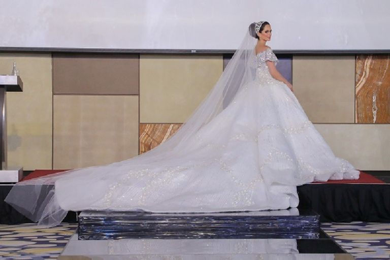 جانب من عرض أزياء منى المنصوري في الحفل 