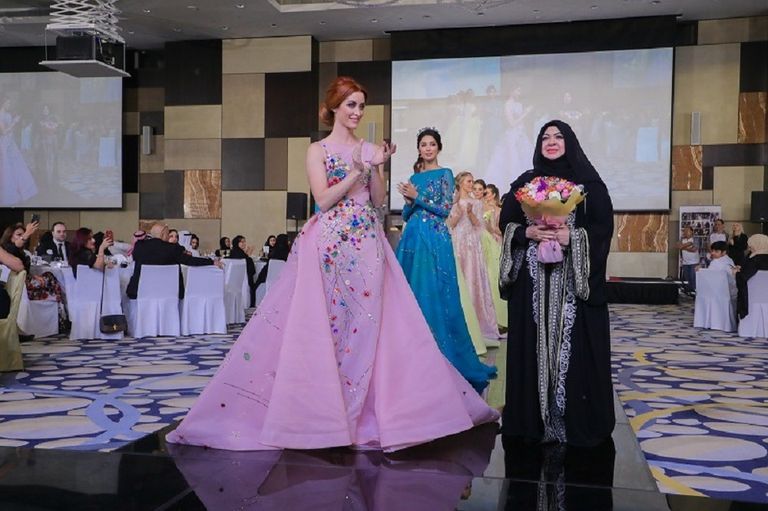 جانب من عرض أزياء منى المنصوري في الحفل 