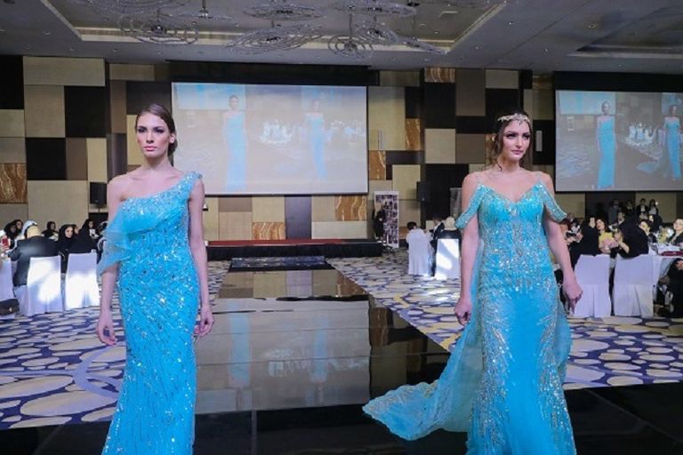 جانب من عرض أزياء منى المنصوري في الحفل 