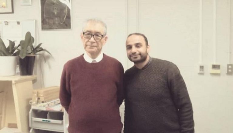 الباحث أحمد المغربي مع الدكتور تاسكو هونجو الحاصل على جائزة نوبل للطب