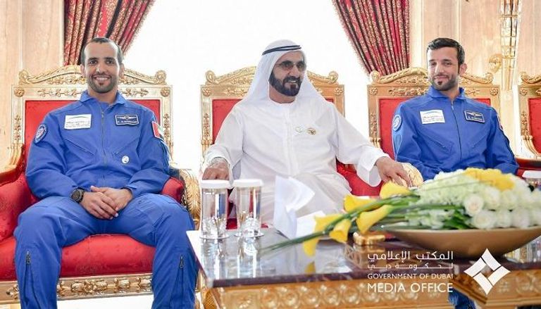 الشيخ محمد بن راشد آل مكتوم خلال استقباله رائدي الفضاء الإماراتييْن