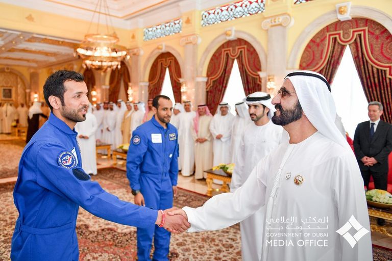 الشيخ محمد بن راشد آل مكتوم خلال استقباله رائدي الفضاء الإماراتييْن