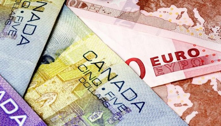 عملات ورقية لليورو والدولار الكندي