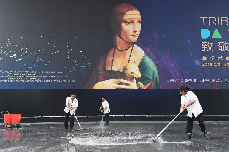 إعلان ضخم عن معرض لأعمال دافنشي في العاصمة الصينية بكين لوحة لدافنشي تزين أحد مباني مدينة برلين الألمانية