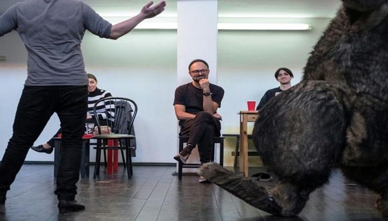 المخرج الروسي ماكسيم ديدينكو مع ممثلين يتدربون على مسرحية