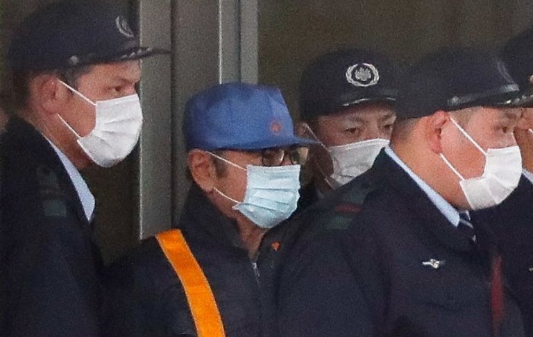 غصن يرتدي قبعة زرقاء وهو يغادر مقر التوقيف    غصن  يرتدي قبعة زرقاء وهو يغادر مقر التوقيف في طوكيو –رويترز