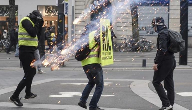 الشرطة الفرنسية تستخدم الكرات الوامضة ضد المتظاهرين