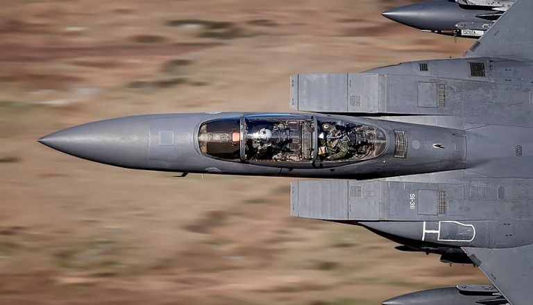 ماكلينان تسلق جبلاً ارتفاعه 200 متر لتصوير المقاتلات