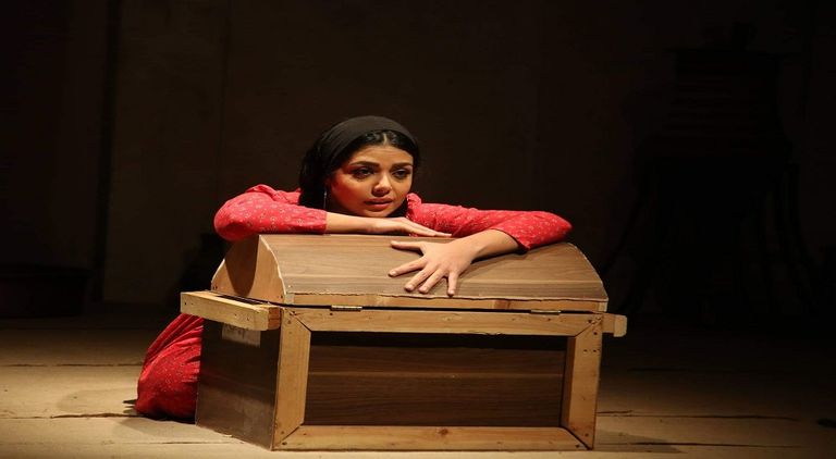 مشهد من عرض "الطوق والأسورة"