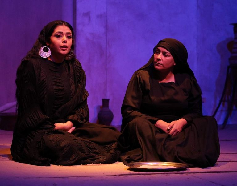 مشهد من عرض "الطوق والأسورة"