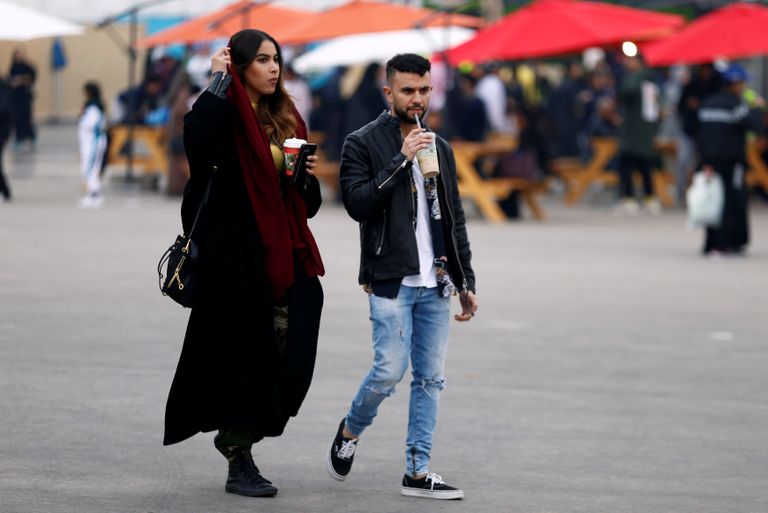 التغيرات الهرمونية التي تمر بها المرأة شهريا تصيبها بالاكتئاب