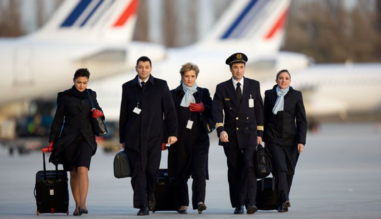 طواقم الضيافة تخضع في مختلف شركات الطيران لشروط تبدو صارمة - أرشيفية