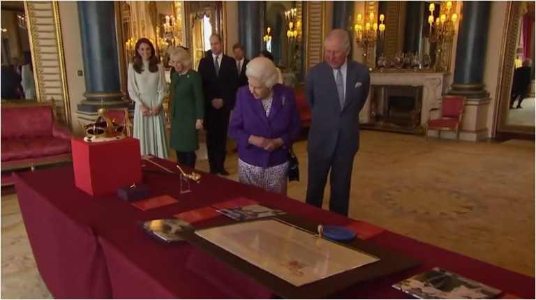 الملكة إليزابيث تحتفل بالذكرى الـ50 لتنصيب تشارلز أميرا لويلز