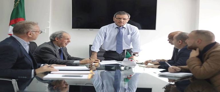 علي غديري مع فريق حملته الانتخابية