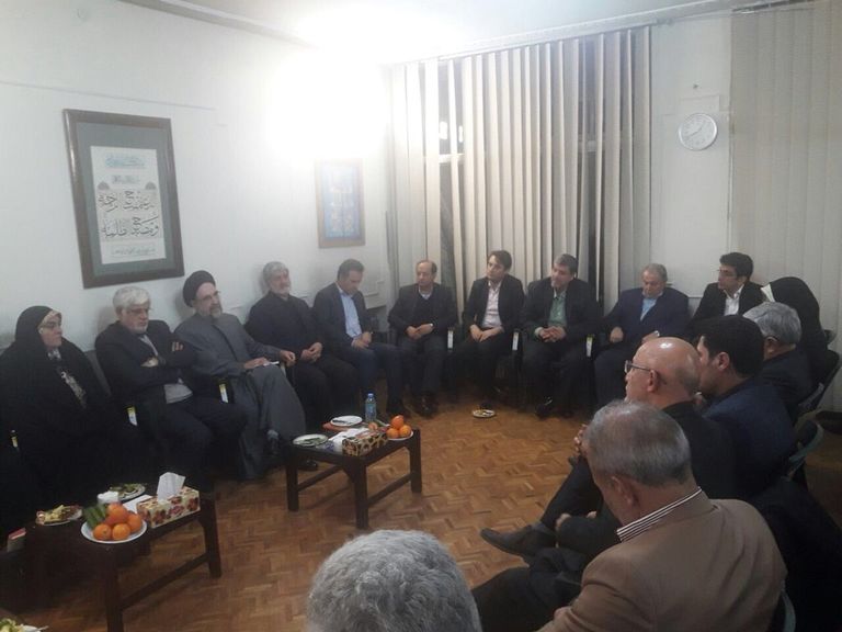 خاتمي خلال لقاء مع نواب كتلة أميد البرلمانية الإصلاحية محمد خاتمي الرئيس الإيراني الأسبق - أرشيفية