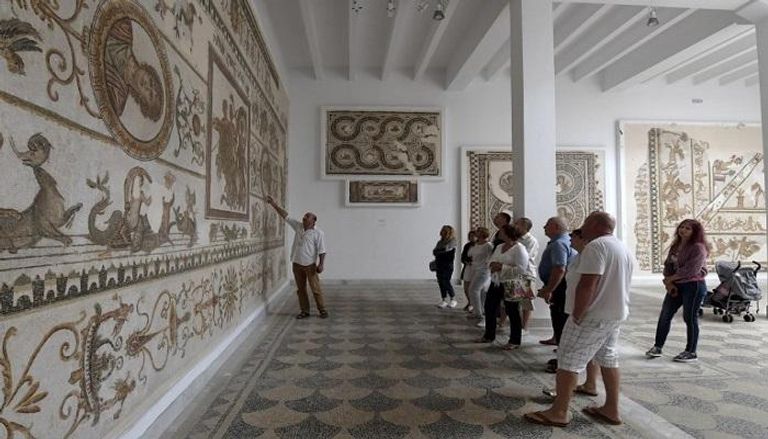 سياح يزورون متحف باردو في العاصمة التونسية- أ ف ب