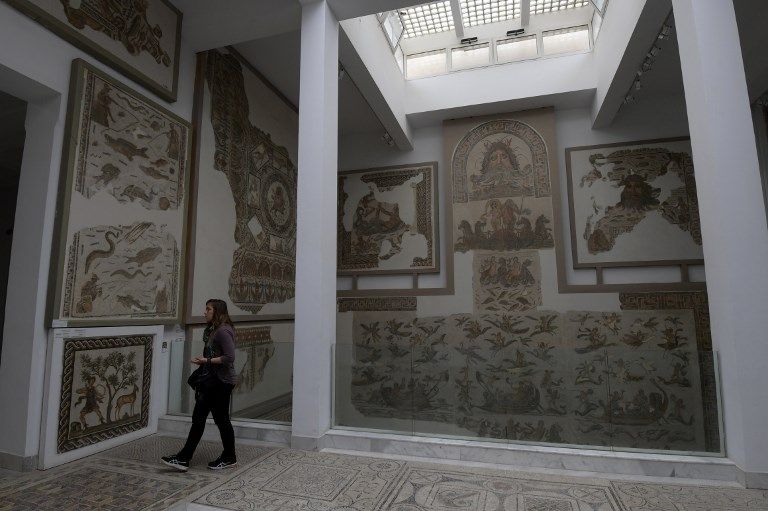 متحف باردو في العاصمة التونسية- أ ف ب سياح يزورون متحف باردو في العاصمة التونسية- أ ف ب