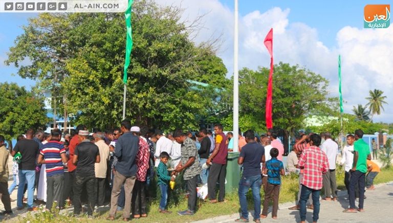 شباب يؤدون إحدى الرقصات