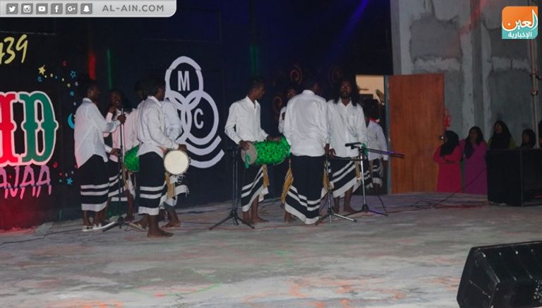 شباب يؤدون إحدى الرقصات