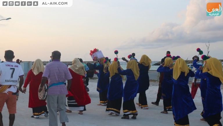 شباب يؤدون إحدى الرقصات