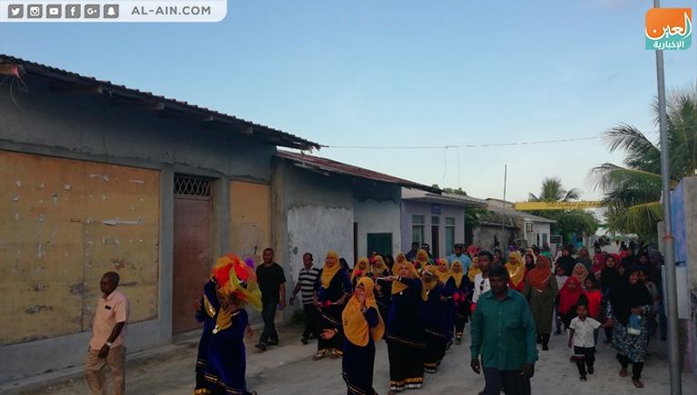 شباب يؤدون إحدى الرقصات