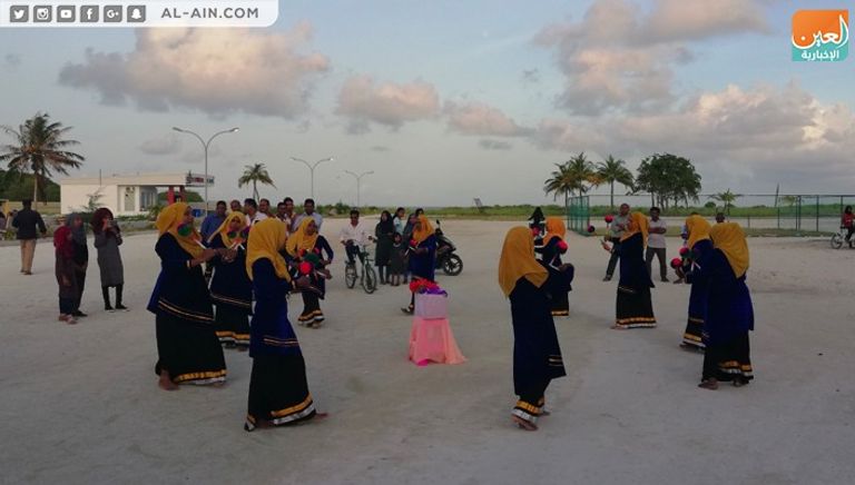 شباب يؤدون إحدى الرقصات