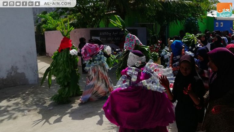 شباب يؤدون إحدى الرقصات