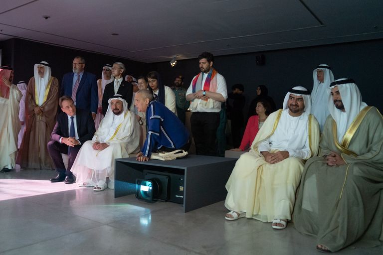 الشيخ الدكتور سلطان بن محمد القاسمي يتجول في بينالي الشارقة