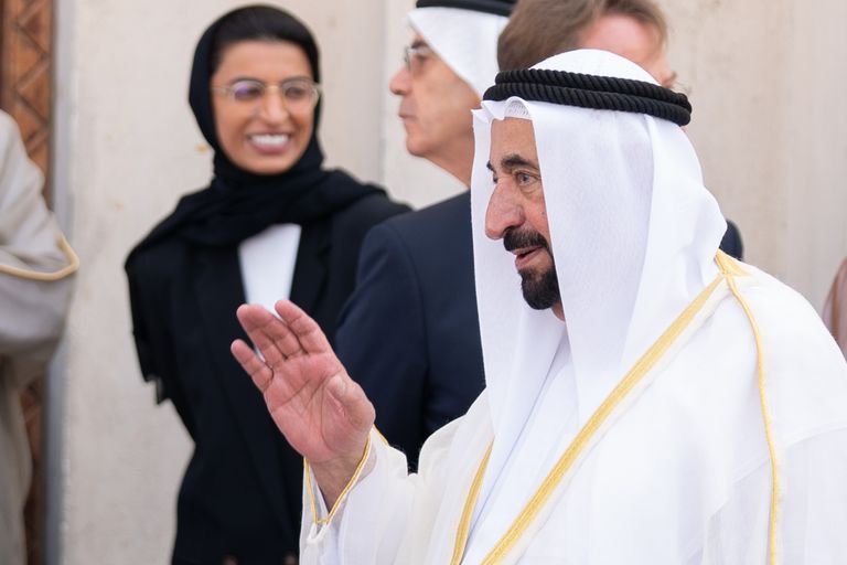 الشيخ الدكتور سلطان بن محمد القاسمي يتجول في بينالي الشارقة