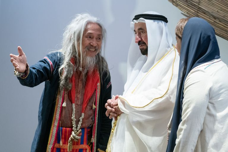 الشيخ الدكتور سلطان بن محمد القاسمي يتجول في بينالي الشارقة