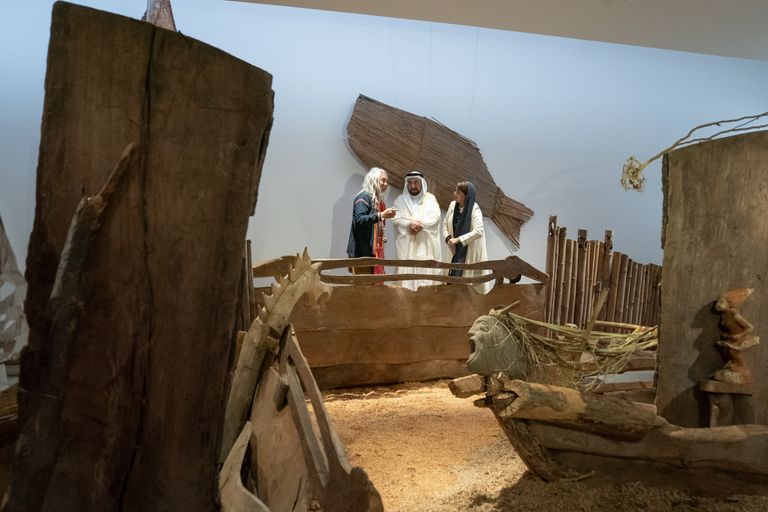 الشيخ الدكتور سلطان بن محمد القاسمي يتجول في بينالي الشارقة