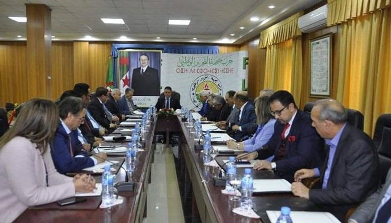 اجتماع هيئة تسيير الحزب الحاكم في الجزائر