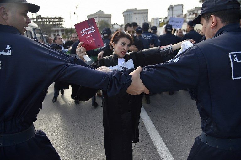 محامون يتظاهرون في الجزائر ضد ترشح بوتفليقة لولاية خامسة محامون يتظاهرون في الجزائر ضد ترشح بوتفليقة لولاية خامسة