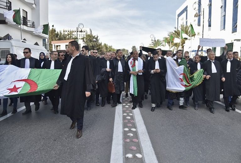 محامون يتظاهرون في الجزائر ضد ترشح بوتفليقة لولاية خامسة محامون يتظاهرون في الجزائر ضد ترشح بوتفليقة لولاية خامسة