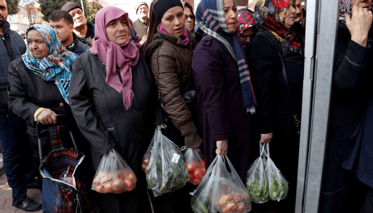 مواطنون أتراك يُقبلون على أكشاك الأطعمة الرخيصة