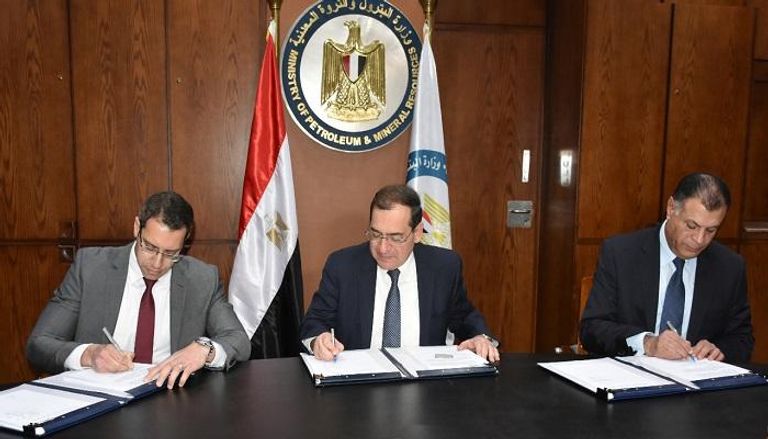 وزير البترول المصري خلال توقيع الاتفاقية