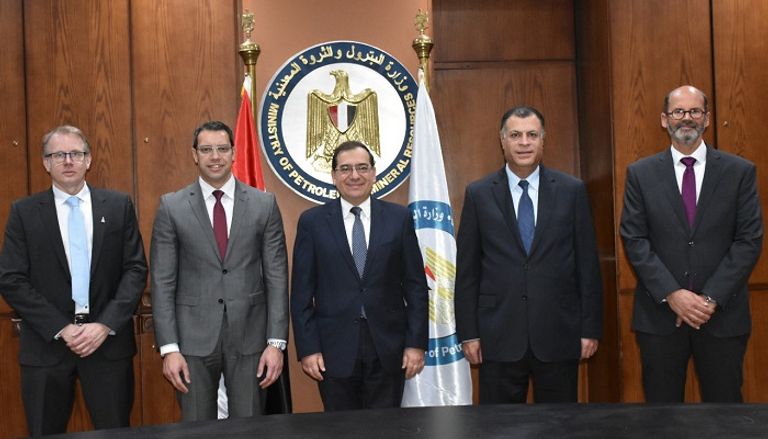 وزير البترول المصري خلال توقيع الاتفاقية