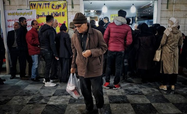 طوابير للحصول على اللحوم في إيران أحد طوابير اللحوم في إيران - أرشيفية