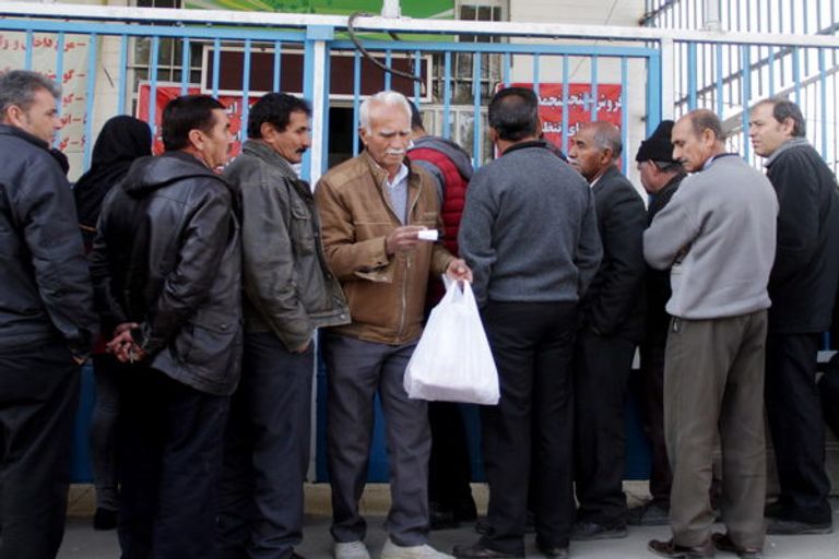 أحد طوابير اللحوم في إيران - أرشيفية