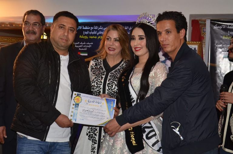  إبراهيم زهيري يكرم ملكة جمال الجميلات بالمغرب.