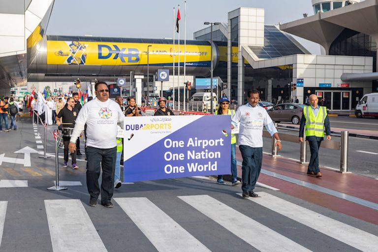جانب من المسيرة في مطار دبي