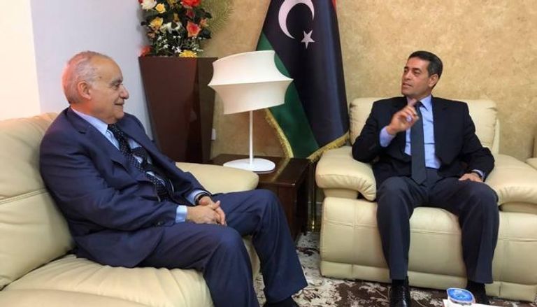 جانب من لقاء السايح وسلامة في مقر المفوضية الليبية للانتخابات