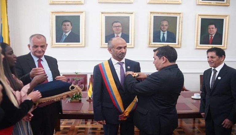 أحمد بن محمد الجروان خلال تقليده وسام سيمون بوليفار من رئيس برلمان كولومبيا