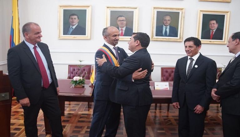 أحمد بن محمد الجروان خلال تقليده وسام سيمون بوليفار من رئيس برلمان كولومبيا