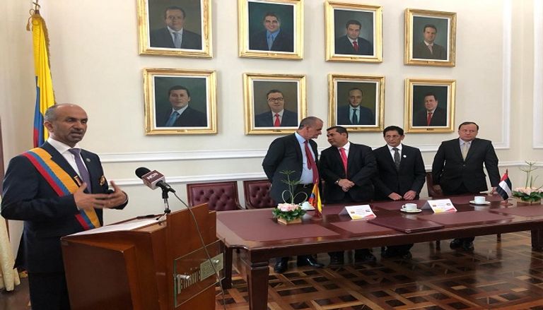 أحمد بن محمد الجروان خلال تقليده وسام سيمون بوليفار من رئيس برلمان كولومبيا