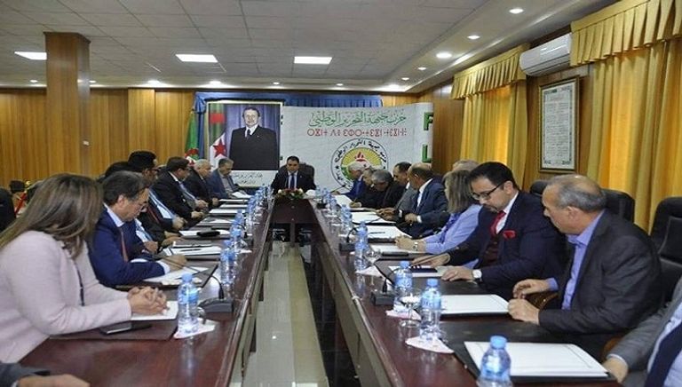 اجتماع هيئة تسيير الحزب الحاكم في الجزائر عبدالكريم عبادة القيادي بالحزب الحاكم في الجزائر