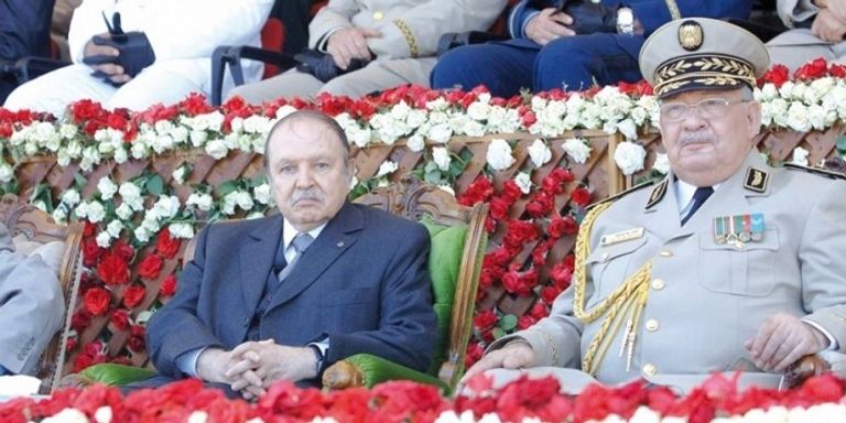 الرئيس الجزائري وقائد أركان الجيش - أرشيف مظاهرات الجزائريين ضد الولاية الخامسة لبوتفليقة لم تتوقف