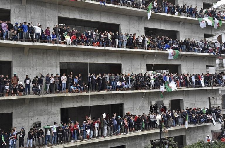 جانب من المظاهرات الحاشدة في الجزائر جانب من المظاهرات الحاشدة في الجزائر- أ.ف.ب