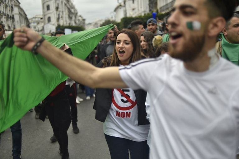 جانب من المظاهرات الحاشدة في الجزائر جانب من المظاهرات الحاشدة في الجزائر- أ.ف.ب