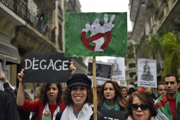 جانب من المظاهرات الحاشدة في الجزائر جانب من المظاهرات الحاشدة في الجزائر- أ.ف.ب